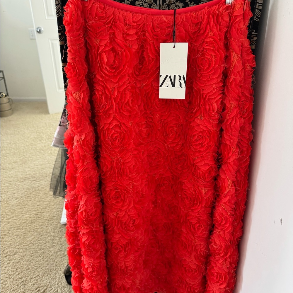 Zara Vibrant Red Rose skirt - Picture 2 of 4